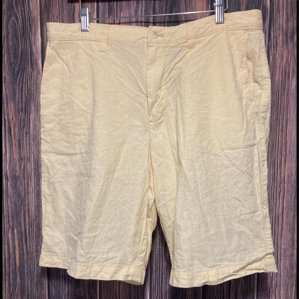Banana Republic Yellow Linen Cotton Shorts - Mens Size 35W x 10in Inseam.